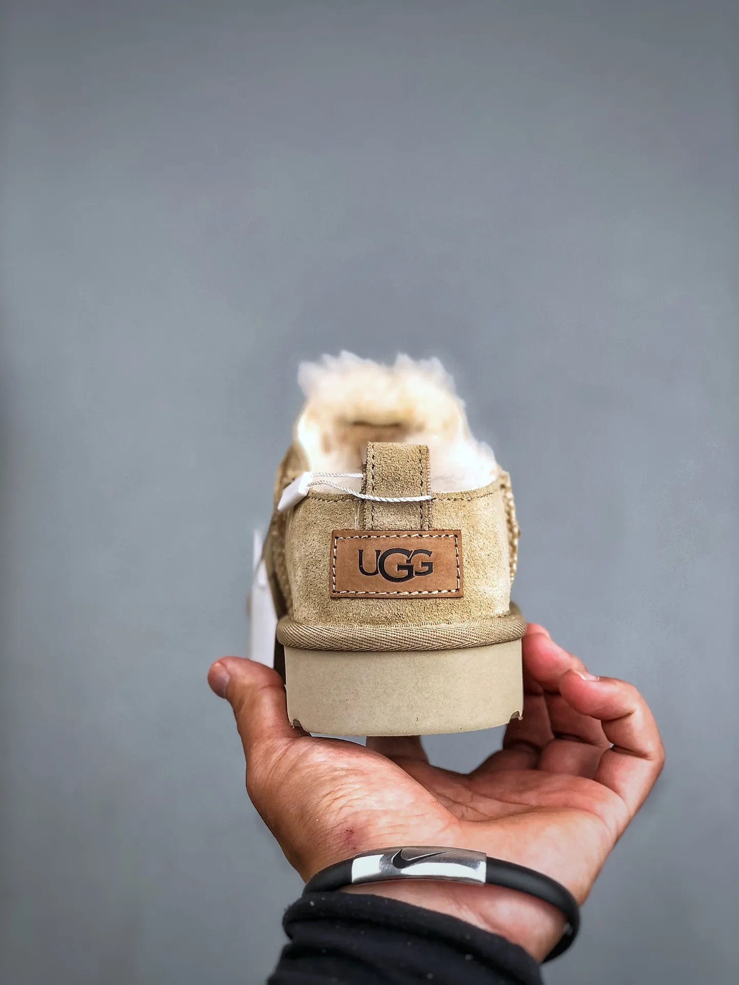 Local self-pickup💰520 supports store placement. The top version of ugg on the market. 25 new models. UGG Elea Slip-On. Thin and light slip-on. Home, office, air-conditioned room. Easy to match, super fashionable and long-leg welfare model. Produced by a large foreign trade factory in Guangzhou. Toe to insole. Genuine sheep fur integrated. Independent outer box packaging. Chip with waterproof technology. Different from any version on the market. Independently developed original outsole and cashmere insole to keep you warm in winter and suitable for home use. In recent years, uug has launched a style series that is partially geared towards the preferences of young consumers and has also moved to the forefront of fashion trends. Shoe body material Water-repellent coated suede upper 17 mm UGGPURE™ implanted wool insole Lightweight non-slip and comfortable rubber outsole With brand LOGO trademark Comes with a full set of packaging Size: 35-40